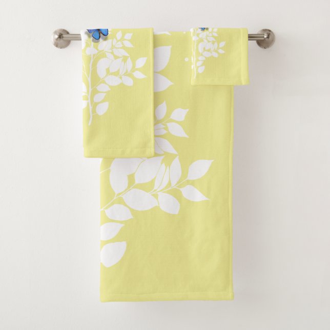 Branche feuillue blanche et papillon bleu (En situation)