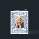 Branches abondantes Hanoukka bleu foncé Carte phot<br><div class="desc">Branches et petits baies abondent dans ce cadre photo dessiné à la main. Le ruban "A Very Happy Hanoukka" - graphique peut être modifié en couleur ou supprimé pour ajouter votre propre salutation typée. Nom de famille et Année sont ci-dessous, zone facultative pour un message à l'arrière, ou vous pouvez...</div>