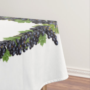Branches de raisins de vin rouge sur une nappe bla