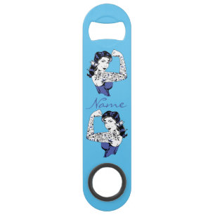 Bras de fille de tatouage vers le haut de