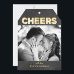 Bravo sur Chalkboard Holiday Carte photo Forme de<br><div class="desc">Votre photo préférée est agrémentée de "Cheers" écrits en vintage marquee lights sur un arrière - plan de tableau noir tendance. Il est imprimé sur la carte en forme de Tag, de sorte qu'il peut facilement être attaché avec un ruban et envoyé par la poste, ou attaché à une bouteille,...</div>