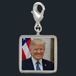 Breloque Le Président Donald Trump<br><div class="desc">Vérifiez la conception de Classieladiee ! Personnalisez vos propres marchandises sur n'importe lequel de mes produits simplement en cliquant sur sur le bouton de personnaliser pour insérer votre propre nom ou texte pour faire un produit unique. Essayez d'ajouter le texte utilisant de diverses polices et regardez une prévision de votre...</div>