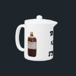 Brew fort<br><div class="desc">Théière humoristique pour quelqu'un qui pourrait aimer un brew plus fort. Caractéristiques de conception une bouteille vintage d'écossais noir et blanc de l'ère de la deuxième guerre mondiale.</div>