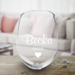 Bride Gravée de la fête de la mariée Lunettes de v<br><div class="desc">Aidez la mariée et ses demoiselles d'honneur à commencer cette grande fête avec un magnifique verre de vin personnalisé pour chacune d'elles. Personnalisé avec leur nom et leur rôle sélectionné, ce cadeau de demoiselle d'honneur est non seulement amusant pour certains boire décontracté où "aucun garçon n'est autorisé", il fait aussi...</div>