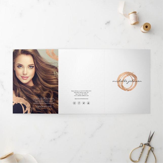 Brochure de luxe à logo circulaire peint en faux o (Extérieur)