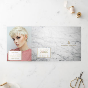 Brochure minimaliste avec monogramme doré sur fond