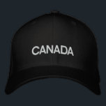 Brodée Canada Casquette brodé en laine de base noir/blanc<br><div class="desc">Casquette en laine Flexfit de base noire avec texte canadien brodé blanc.</div>