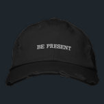 Brodée Casquette Black | Chapeau réglable de motivation<br><div class="desc">Protégez votre esprit et restez attentif avec cette casquette de baseball noire élégante "Be Present" ! Caractéristiques : texte blanc brodé, fermeture réglable à scratch, bord incurvé pour la protection solaire et design structuré à six panneaux. Parfait pour les séances de yoga en plein air, les promenades de méditation, la...</div>