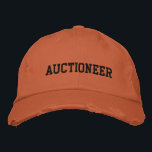 Brodée Casquette brodé<br><div class="desc">Texte brodé "AUCTIONEER". Faites savoir à tout le monde que vous êtes un encanteur !</div>