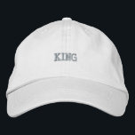 Brodée Casquette brodé personnalisé King Texte sur le Cas<br><div class="desc">Texte "King" brodé sur mesure sur un casquette en coton respirant,  parfait pour toutes les occasions.</div>