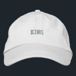 Brodée Casquette brodé personnalisé King Texte sur le Cas<br><div class="desc">Texte "King" brodé sur mesure sur un casquette en coton respirant,  parfait pour toutes les occasions.</div>