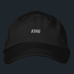 Brodée Casquette de coton noir Regal avec texte de broder<br><div class="desc">Ajoutez une touche de pourcentage à votre tenue avec ce casquette noir,  avec broderie de texte "King". Fabriquée en coton de haute qualité,  La sangle réglable assure un ajustement sécurisé,  en faisant un accessoire essentiel pour une présence confiante et commandante.</div>