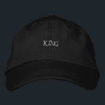 Brodée Casquette de roi noir avec Casquette de broderie é<br><div class="desc">Améliorez votre ensemble avec le Casquette Black Color King,  avec l'élégante broderie de texte "King". Ce casquette alternatif est fabriqué à partir de coton luxueux,  assurant un confort durable. Le bracelet réglable est parfait,  ce qui en fait un choix sophistiqué pour toute occasion ou événement.</div>
