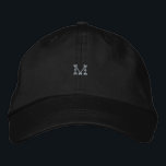 Brodée Casquette Eclipse Black M Alphabet de style urbain<br><div class="desc">Ajoutez une touche contemporaine audacieuse à votre garde-robe avec cette casquette réglable noire dotée d'un emblème « M » finement brodé pour une apparence personnalisée élégante.</div>