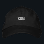 Brodée Casquette noir majestueux avec broderie King émine<br><div class="desc">Commandez l'attention avec le casquette réglable en noir qui comporte une broderie "King" bien en vue. Conçu en coton pour le confort,  ce casquette comprend une visière réglable pour un ajustement parfait. Un choix élégant pour ajouter de l'élégance à votre look.</div>
