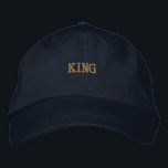 Brodée Casquette réglable Navy Premium KING pour hommes<br><div class="desc">Rafraîchissez votre collection d'accessoires avec cette casquette réglable à broderie «KING» de Paasam. Une broderie élégante et soignée crée une apparence premium et raffinée parfaite pour un style quotidien à la mode. La riche tonalité marine apporte une touche moderne et raffinée adaptée aux voyages, aux rassemblements, aux aventures en plein...</div>