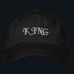 Brodée Casquette Roi Noir sophistiqué avec brodeur person<br><div class="desc">Améliorez votre style grâce au casquette réglable en noir qui présente le texte "King". La broderie ajoute une touche de pourcentage à la visière en coton. Confortable et polyvalent,  il est parfait pour l'usure quotidienne et les occasions spéciales.</div>