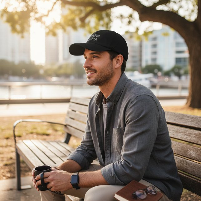 Brodée Hakuna Matata : Casquette Premium Argentée Achempo (Find your calm. Silver embroidered "Hakuna Matata" cap, perfect for mindful moments in the city.)