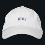 Brodée Texte en gras brodé sur le Casquette blanc classiq<br><div class="desc">Ce casquette en coton blanc présente le texte "King" magnifiquement brodé,  offrant un ajustement élégant et confortable avec sa sangle réglable. Parfait pour un look décontracté mais audacieux.</div>
