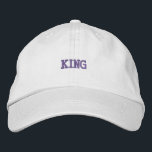 Brodée Texte en gras brodé sur le Casquette blanc classiq<br><div class="desc">Ce casquette en coton blanc présente le texte "King" magnifiquement brodé, offrant un ajustement élégant et confortable avec sa sangle réglable. Parfait pour un look décontracté mais audacieux.</div>