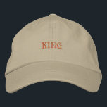 Brodée Un Casquette kaki kaki-roi intemporel de haute qua<br><div class="desc">Casquette brodé Regal : Ce casquette en coton kaki est décoré de "King" brodé en grande partie sur le devant. Son bracelet réglable et son tissu souple en font un choix polyvalent pour toute occasion décontractée.</div>