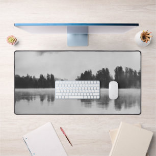 Brouillard matinal au-dessus du lac en noir et bla