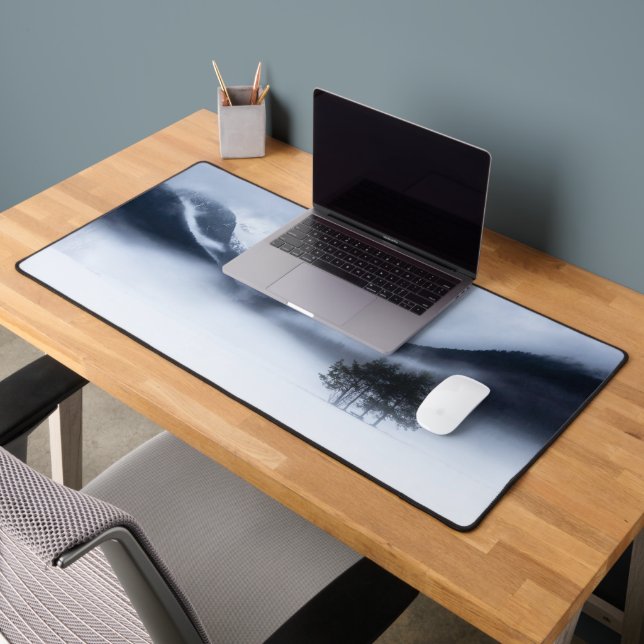 Brouillard, montagnes et arbre solitaire en hiver (Bureau 2)