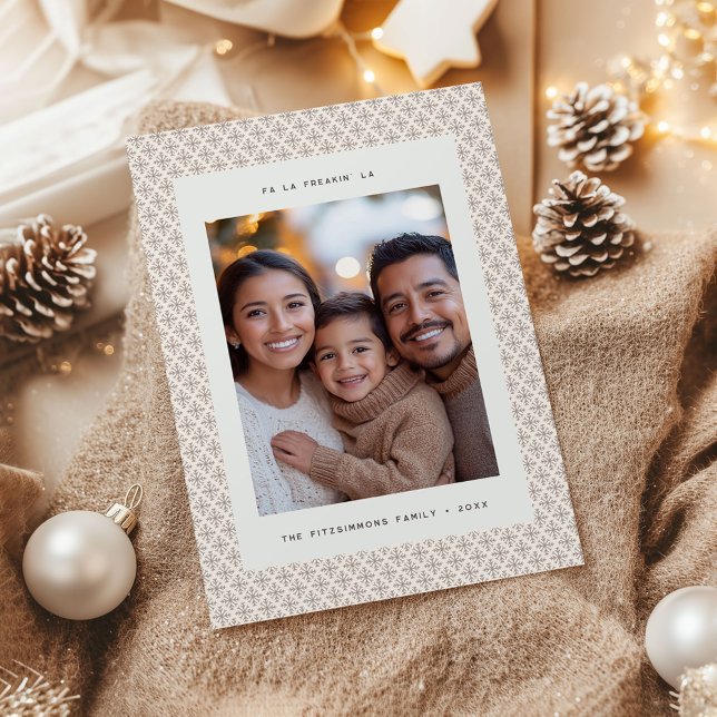 Brown et blanc minimum Carte photo de vacances nor (Neutral Snowflake Modern Christmas Flat Card brown)