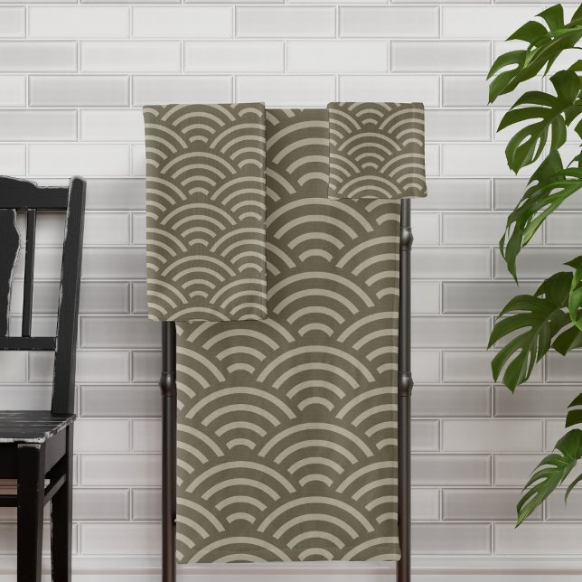 Brown Tone Tone Wave Motif style japonais (A modern take on the traditional Japanese Seigaiha wave pattern that will look fab in your bathroom)