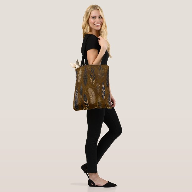 Brown Tote Bag with Feather Print (Sur le modèle)