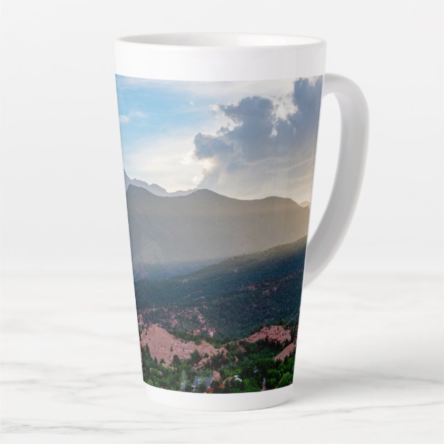 Bruyant Pikes Peak Coucher de soleil Latte Mug (Angle droit)