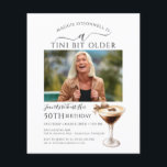 BUDGET 50e anniversaire Photo Espresso Martini Inv<br><div class="desc">La photo du célébrant d'anniversaire prend le centre de cette invitation branchée à martini anniversaire. Le design élégant et chic comprend un expresso martini. Un joli arc ajoute une touche féminine. Tout le texte est modifiable.</div>