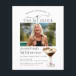 BUDGET 50e anniversaire Photo Espresso Martini Inv<br><div class="desc">La photo du célébrant d'anniversaire prend le centre de cette invitation branchée à martini anniversaire. Le design élégant et chic comprend un expresso martini. Un joli arc ajoute une touche féminine. Tout le texte est modifiable.</div>