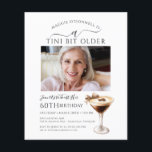 BUDGET 60e anniversaire Photo Espresso Martini Inv<br><div class="desc">La photo du célébrant d'anniversaire prend le centre de cette invitation branchée à martini anniversaire. Le design élégant et chic comprend un expresso martini. Un joli arc ajoute une touche féminine. Tout le texte est modifiable.</div>