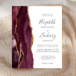 Budget Bourgogne Gold Agate Faire-part de mariage<br><div class="desc">Le bord gauche de cette élégante faire-part de mariage moderne est orné d'une bordure en aquarelle bordeaux et d'une parties scintillant en faux or. Le texte personnalisable combine écriture manuscrite, copperplate et polices italiques en gris fusain sur un arrière - plan blanc. L'envers est assorti d'un design d'agate bordeaux et...</div>