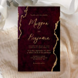 Budget Bourgogne Gold Agate Script Mariage Invitat<br><div class="desc">Cette élégante invitation de mariage présente une image arrière - plan d'agate d'aquarelle bordeaux parée de parties scintillant en faux or. Le texte personnalisable combine écriture manuscrite moderne couleur or,  cuivre et polices italiques. L'envers présente un design coordonné d'agate bordeaux et or.</div>