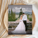 Budget Chic Calligraphie 2 Photo Mariage Merci<br><div class="desc">Budget Moderne Main Lettered Script 2 Photo Mariage Merci personnalisé abordable faible budget carte THIN. Le modèle de carte de remerciements mariage moderne élégant avec une photo verticale complète sur l'avant avec le texte superposé "Merci" dans une police de caractères manuscrite tourbillonnant de typographie ou de script de calligraphie avec...</div>
