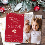 Budget Christmas Photo Red Gold Peace Love Card<br><div class="desc">"Paix, joie et amour." Une illustration amusante, ludique, fausse feuille d'or au champagne et blanc flocon de neige, des points de confetti en feuille d'or, de la feuille d'or et de la typographie moderne blanche sur un arrière - plan rouge brique, ainsi que la photo personnalisée de votre choix, vous...</div>