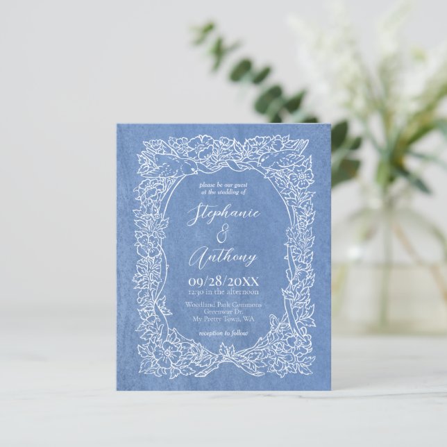 Budget Cornflower Blue Floral Faire-part de mariag (Debout devant)