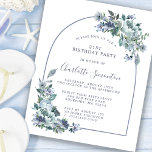 Budget Dusty Blue Floral 21e anniversaire Invitati<br><div class="desc">Des pivoines et des fleurs sauvages bleus poussiéreux décorent une jolie invitation à l'anniversaire. La calligraphie moderne et l'arc ajoutent au Boho Vibe.</div>