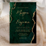 Budget Emerald Green Agate Script Wedding Invitati<br><div class="desc">Cette élégante invitation de mariage présente une image arrière - plan d'agate d'aquarelle vert émeraude parée de parties scintillant en faux or. Le texte personnalisable combine écriture manuscrite moderne couleur or,  cuivre et polices italiques. L'envers présente un design coordonné vert émeraude et or agate.</div>