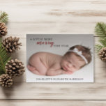 Budget Faire-part de naissance de Noël<br><div class="desc">Annoncez l'arrivée de votre nouveau bébé doux avec ces annonces de naissance de carte de noël. Personnalisez avec 1 photo à l'avant et 3 photos à l'arrière. Inclure tous les détails de naissance de votre bébé au verso de la carte pour une carte de vacances vraiment personnalisée. Visitez ma collection...</div>