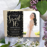 Budget Gold Black Parties scintillant photo Sweet<br><div class="desc">"Bonne Douce 16". Envoyez cette invitation étonnante, pétillante, girly, festive, moderne, personnalisée, budget photo fête pour un événement à retenir. La typographie de script de parties scintillant d'or et les confettis superposent un arrière - plan noir sur la moitié gauche de la carte. Une photo d'anniversaire est sur la droite....</div>