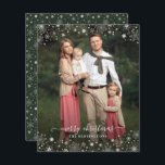 Budget Green Winter Fluses de neige Photo de Noël<br><div class="desc">Budget Festive Winter Snowflakes Christmas Photo Cartes de Noël avec votre photo et un cadre sucré de flocons de neige blanc et capricieux. Le dos est vert hivernal, mais peut être changé. **Notre papier BUDGET est plus petit, plus léger et plus délicat, mais toujours beau! N'oubliez pas les enveloppes!** Si...</div>
