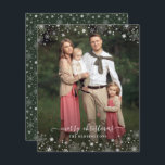 Budget Green Winter Fluses de neige Photo de Noël<br><div class="desc">Budget Festive Winter Snowflakes Christmas Photo Cartes de Noël avec votre photo et un cadre sucré de flocons de neige blanc et capricieux. Le dos est vert hivernal, mais peut être changé. **Notre papier BUDGET est plus petit, plus léger et plus délicat, mais toujours beau! N'oubliez pas les enveloppes!** Si...</div>