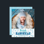 Budget Happy Hanoukka Photo Blue Stars Carte moder<br><div class="desc">"Bonne Hanoukka." Une typographie artisanale amusante, ludique et fantaisiste, et une Star of David motif aléatoire en bleu turquoise clair, superposant des lignes dessinées à la main bleu turquoise clair sur un arrière - plan blanc, avec la photo de votre choix, vous aider à inaugurer à Hanoukka. Des lignes blanches...</div>