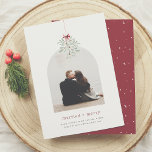 Budget Mistletoe minimaliste Arche photo Noël<br><div class="desc">Un design moderne et minimaliste de cartes de vacances de Noël pour couple. L'avant de cette carte économique est entourée d'un ensemble de verdure d'aquarelle, enveloppée d'un arc. Sous le faux orteil, une photo personnalisée de votre choix se présente sous la forme d'une arche moderne et boho. Parfait pour les...</div>