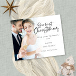 Budget Moderne Notre premier Noël M. Mme Photo<br><div class="desc">Un prix économique plus petit 4.5 x 5.6" alternative sur un bâton semi-brillant 110 épaisseur semblable en épaisseur à une carte postale. Il y a UN par feuille. Budget Moderne Notre premier Noël en tant que M. et Mme Photo. Idéal pour fêter votre 1er Noël de mariage avec vos voeux...</div>