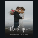 Budget Moderne Script Mariage Photo Carte de remer<br><div class="desc">Budget Moderne Mariage Écrit À La Main Photo Merci Cartes. Mariage moderne élégant merci modèle de carte postale avec une photo verticale complète sur le devant avec le texte superposé "Merci" dans une belle police de caractères de script de calligraphie lettrée à la main en blanc sur l'image. Ajoutez votre...</div>