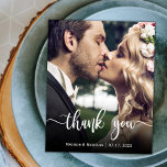 Budget Moderne Script Mariage Photo Carte de remer<br><div class="desc">Élégant budget moderne main lettré Mariage photo Merci abordable faible budget carte mince. Mariage moderne élégant merci modèle avec une photo verticale complète sur l'avant avec le texte superposé "Merci" dans une police de script de typographie en blanc sur l'image. ***VEUILLEZ NOTER! *** LE DOCUMENT BUDGÉTAIRE/VOL EST EN PAPIER MINCE....</div>